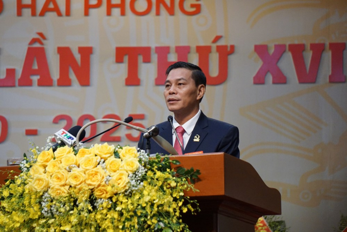 Ông Nguyễn Văn Tùng, Phó Bí thư Thành ủy, Chủ tịch UBND thành phố trình bày chương trình Đại hội.