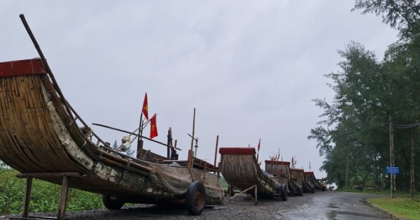 Người dân Nghệ An kéo cả thuyền lên bờ để “chạy” bão số 7