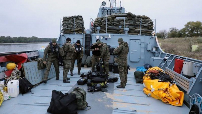 Các thợ lặn của Hải quân Ba Lan tham gia tháo ngòi nổ của quả bom.