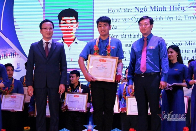 Ông Lại Xuân Lâm, Phó Bí thư Đảng ủy Khối các cơ quan T.Ư và Ông Lê Quốc Phong, Bí thư thứ Nhất T.Ư Đoàn trao tặng giải thưởng