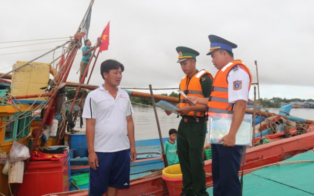 Cà Mau: Hải đoàn 42 đồng hành với ngư dân huyện Ngọc Hiển