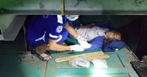 TP HCM: Cảnh sát đu dây cứu người phụ nữ kẹt dưới hố sâu 8m