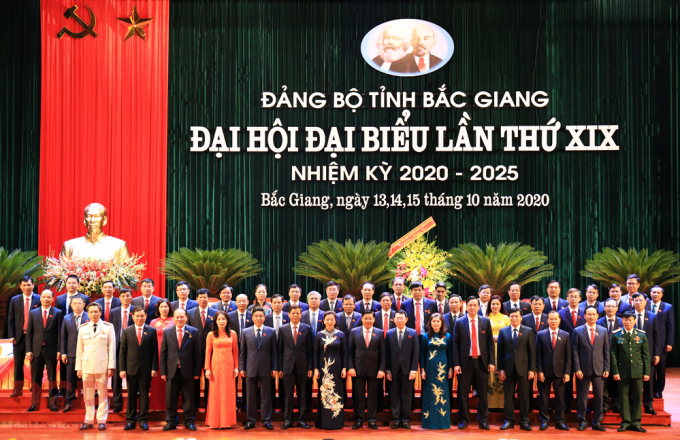 Ban Chấp hành Đảng bộ tỉnh Bắc Giang khóa XIX, nhiệm kỳ 2020 - 2025 ra mắt Đại hội. Ảnh: BGP/Hoàng Hà