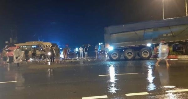 Yên Bái:  Xe khách va chạm với xe đầu kéo, 4 người bị thương