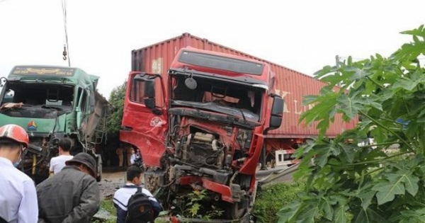 Xe tải đối đầu kinh hoàng với container tại khúc, đầu xe biến dạng, tài xế may mắn thoát chết