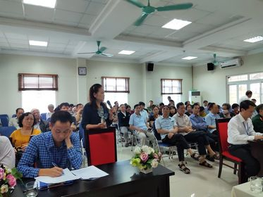 Bà Nguyễn Xuân Lan đại diện tổ dân phố số 13 phát biểu ý kiến