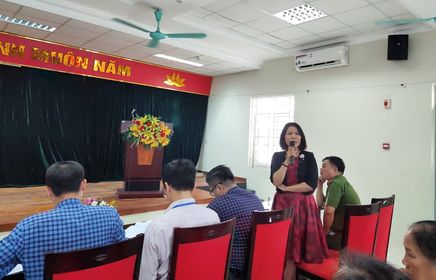 Bà Nguyễn Hồng Thúy là trưởng Trạm Y tế phường Cống vị đóng góp ý kiến