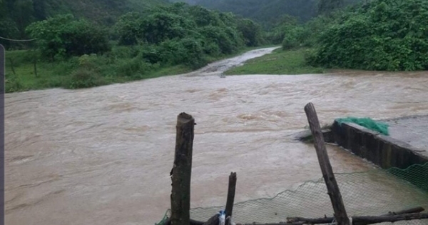 Mưa lớn, nhiều cầu tràn ở Nghệ An ngập sâu nước chảy xiết vô cùng nguy hiểm