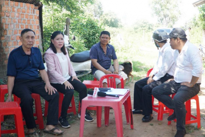 Bà Phan Thị Hoa và các hộ gia đình có liên quan bức xúc đòi lại quyền lợi.