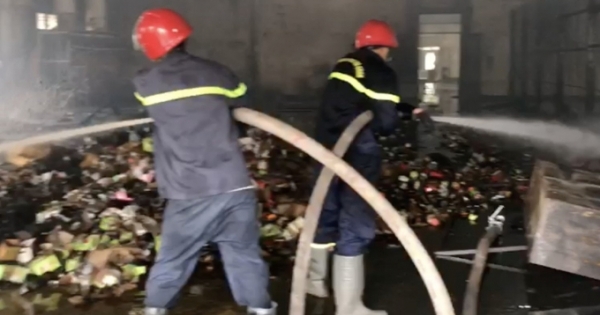 TP HCM: Cháy lớn kho hàng công ty chứa vải, nệm, mút xốp