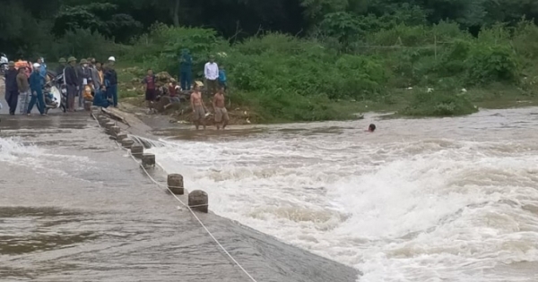 Lật thuyền chở 3 người tại Nghệ An, một nạn nhân mất tích