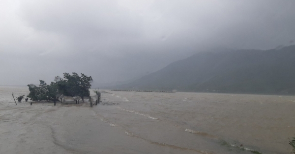 Hồ Kẻ Gỗ và nhiều hồ, thủy điện ở Hà Tĩnh bắt đầu xả tràn