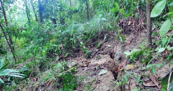 Xuất hiện vết nứt lớn trên núi ở huyện Hương Khê, nhiều hộ dân phía dưới được di dời khẩn cấp