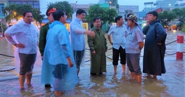 Tân Chủ tịch Cần Thơ đội mưa, lội nước kiểm tra các điểm nóng ngập lụt