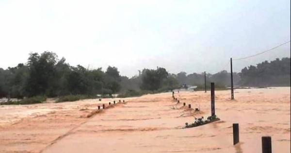 Tiếp tục mưa rất to, lũ khẩn cấp trên các sông ở Quảng Bình, Hà Tĩnh