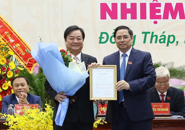 Thay mặt Bộ Chính trị, ông Phạm Minh Chính, Trưởng Ban Tổ chức trung ương trao quyết định cho ông Lê Minh Hoan.