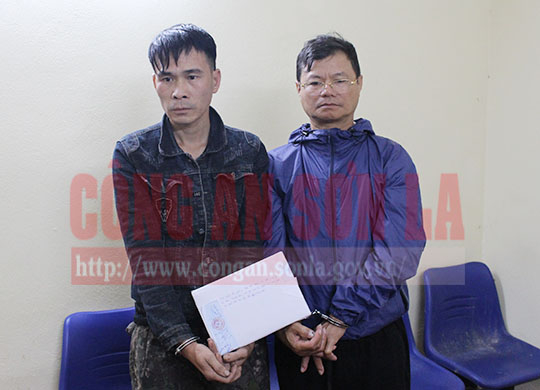Đối tượng Hà Văn Hội và Tòng Văn Định mua bán trái phép chất ma túy tại Cơ quan điều tra (Ảnh Công an Sơn La)