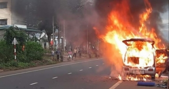 [Clip]: Xe ôtô bốc cháy dữ dội trên Quốc lộ 20 ở Lâm Đồng