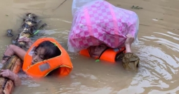 Lũ lụt lịch sử tại miền Trung: Cảnh báo những dịch bệnh đi cùng dòng nước