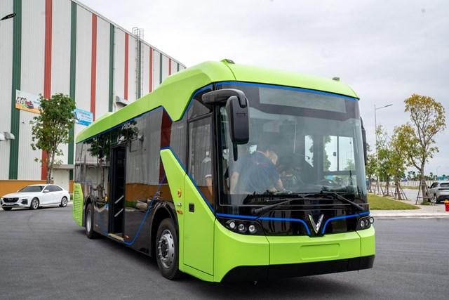 Mẫu xe buýt điện của VinFast có 2 màu xanh lá và đen chủ đạo.