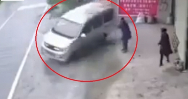 Video: Hoảng hồn với cảnh xe ô tô "nhảy xoay vòng" trước khi lao vào nhà khiến nhiều người phát hoảng