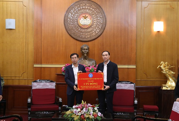 Phó Tổng Giám đốc Đào Việt Ánh đại diện ngành BHXH Việt Nam trao số tiền hỗ trợ đồng bào miền Trung bị bão lũ đến Trung ương Mặt trận Tổ quốc Việt Nam