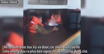 Video: "Đứng hình" khoảng khắc cứu hộ bé sơ sinh trong đêm giữ biển nước lũ