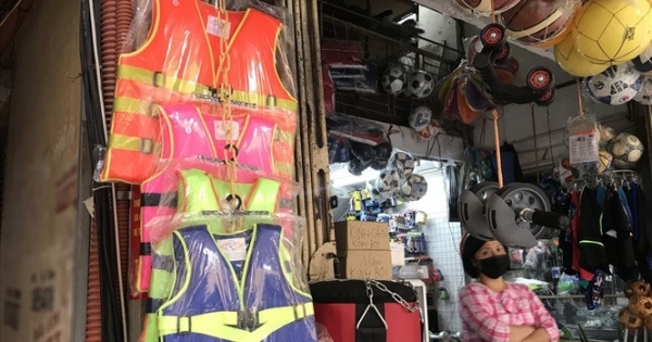 Hà Nội: Xử nghiêm cửa hàng găm, tăng giá áo phao cứu sinh