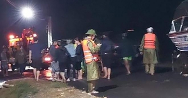 Chèo bè chuối vượt lũ lên chùa lấy cơm, học sinh ở Hà Tĩnh mất tích