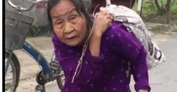 Xúc động hình ảnh cụ bà hơn 80 tuổi cõng bao tải quần áo và mì tôm cứu trợ miền Trung