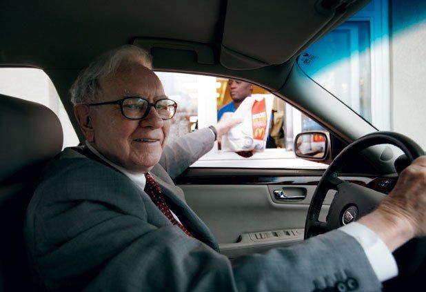 Warren Buffet tự lái chiếc xe Cadillac 6 năm tuổi của mình đi khắp nơi