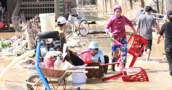 Miền Trung khắc phục hậu quả lũ lụt: Bới bùn vớt vát tài sản