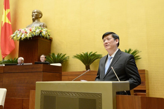 Quyền Bộ trưởng Bộ Y tế Nguyễn Thanh Long trình bày Tờ trình về dự án sửa đổi, bổ sung Luật Phòng chống HIV.