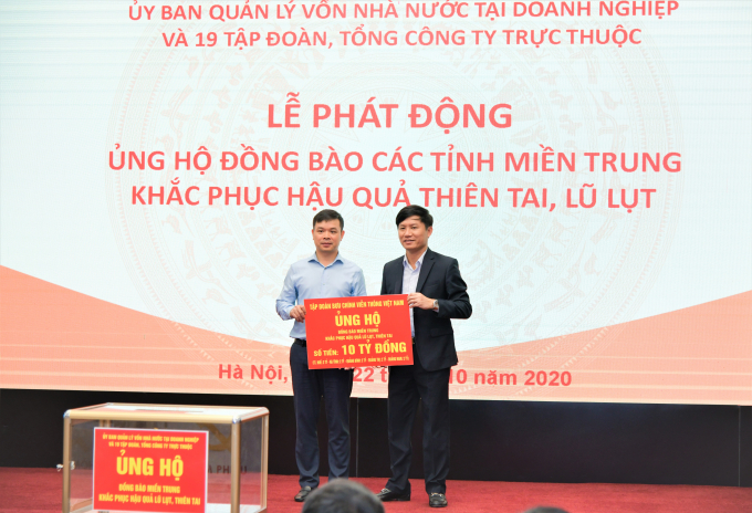 Phó Tổng Giám đốc Tập đoàn VNPT (bên phải) trao tượng trưng 10 tỷ đồng do CBCNV VNPT chung tay để hỗ trợ đồng bào miền Trung.