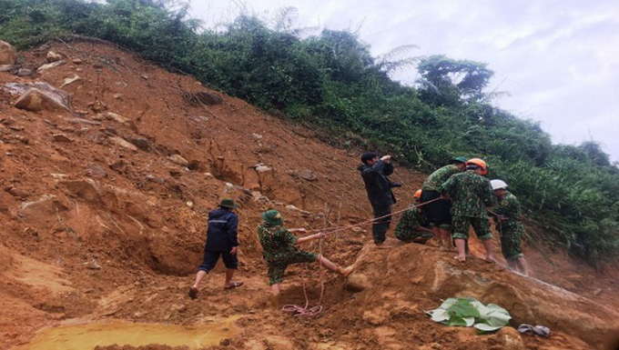 Lực lượng cứu hộ cứu nạn đặt mìn phá đá thông đường 71.