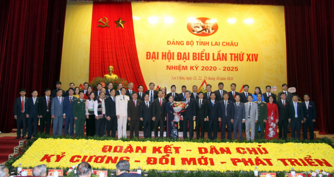 Đồng chí Nguyễn Quang Dương - Ủy viên Trung ương Đảng, Phó Trưởng Ban Tổ chức Trung ương tặng hoa chúc mừng Ban Chấp hành Đảng bộ tỉnh khóa XIV.