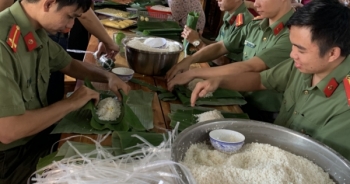 Tuổi trẻ công an Bình Phước hăng hái gói 3.000 bánh tét tiếp sức vùng lũ