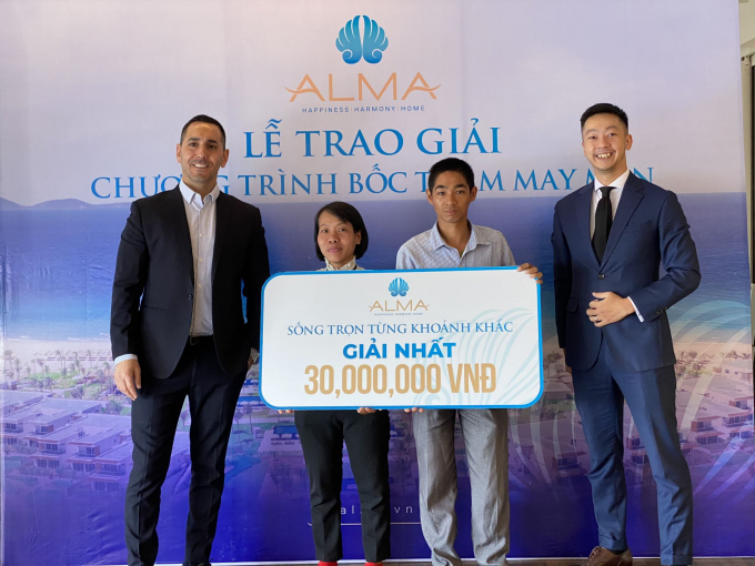 Gia đình chị Tạ Minh Tâm dành Giải Nhất từ Công ty ALMA trong chương trình