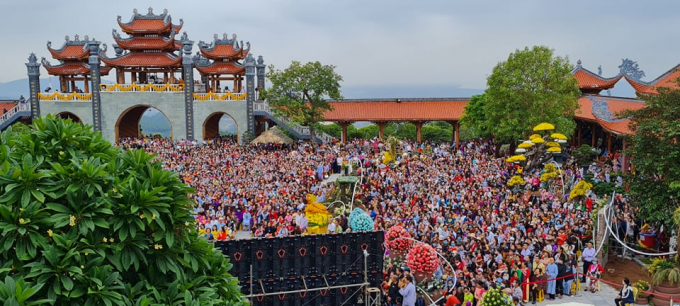 Toàn cảnh khuôn viên nơi diễn ra sự kiện Lễ hội chùa Ba Vàng