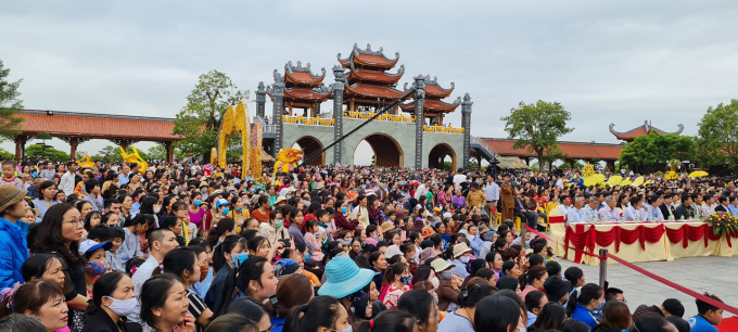Biển người có mặt tại chùa Ba Vàng tham dự Lễ hội.