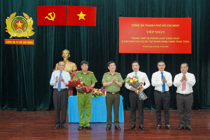 Ông Nguyễn Đình Trung và Đại tá Nguyễn Thanh Hưởng nhận hoa cảm ơn từ Trung tướng Nguyễn Văn Sơn