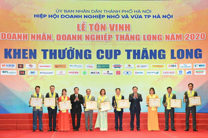 T&amp;amp;T Group và SHB vinh dự đón nhận Cup Thăng Long, tôn vinh những đóng góp của doanh nghiệp cho sự phát triển của xã hội