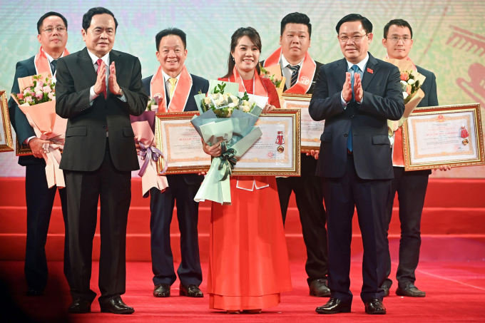 Bà Ninh Thị Lan Phương - Phó TGĐ Ngân hàng SHB vinh dự nhận Huân chương Lao động hạng Ba