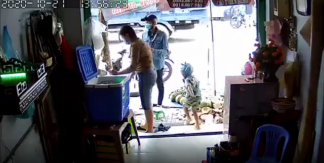 TP HCM: Thanh niên xúi bé trai trộm điện thoại tại tiệm bán dừa