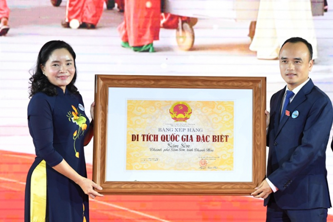 Bà Trịnh Thị Thủy, Thứ trưởng Bộ VHTTDL đã trao bằng xếp hạng di tích quốc gia đặc biệt Di tích lịch sử, danh lam thắng cảnh Sầm Sơn cho UBND TP Sầm Sơn. (Ảnh: A.T)