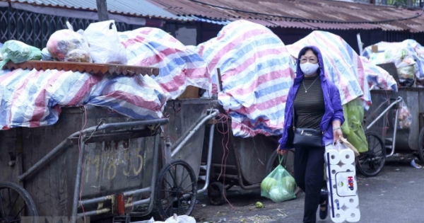 Người dân Nam Sơn tháo "gác chắn", xử lý rác ở Thủ đô đã thông tuyến