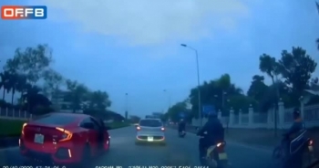 [Clip]: Người phụ nữ bất ngờ mở toang cửa ô tô khi xe đang chạy khiến nhiều người hốt hoảng