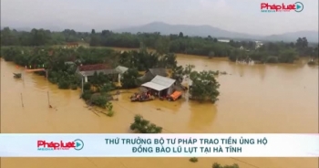 Thứ trưởng Bộ Tư pháp Nguyễn Thanh Tịnh trao tiền ủng hộ đồng bào bão lụt tại Hà Tĩnh
