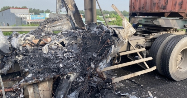 2 container bốc cháy dữ dội sau va chạm trên cao tốc TP HCM – Trung Lương