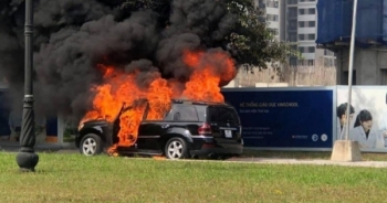 [Clip]: Mercedes GLS bất ngờ bốc cháy dữ dội tại Gia Lâm, Hà Nội